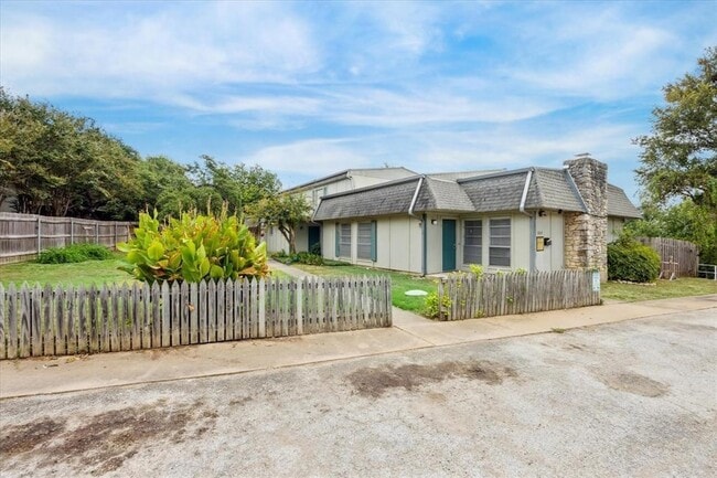 Building Photo - 807 Castle Ridge Rd