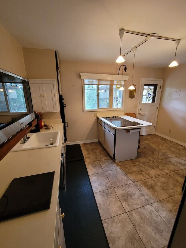 Foto del edificio - Cozy 3 Bedroom Home for Rent on Parkview Blvd