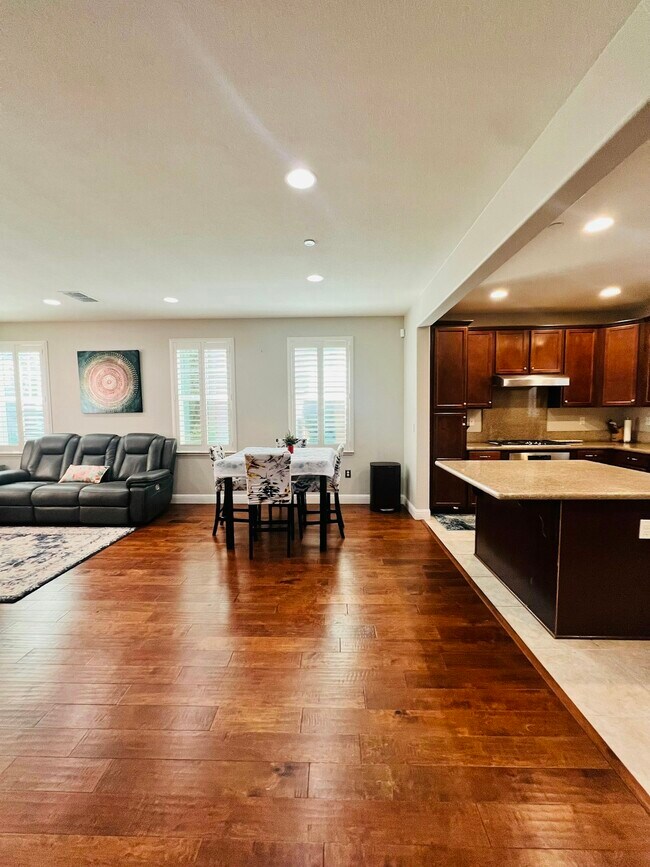 Building Photo - 3084 Vittoria Loop