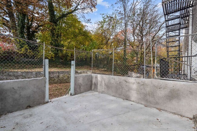 Building Photo - 295 McLean Ave