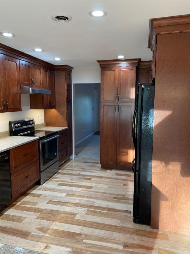 Foto del edificio - Spacious 5-Bedroom Home with Finished Base...