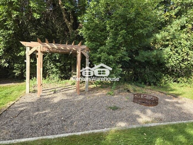 Foto del edificio - 5 Bedroom 3 Bathroom Split Entry with 3 Ca...