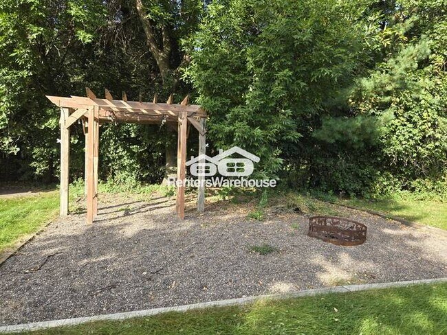 Foto del edificio - 5 Bedroom 3 Bathroom Split Entry with 3 Car Garage