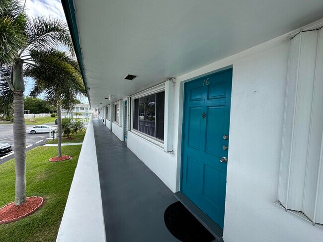 Foto del edificio - 2204 Lake Osborne Dr