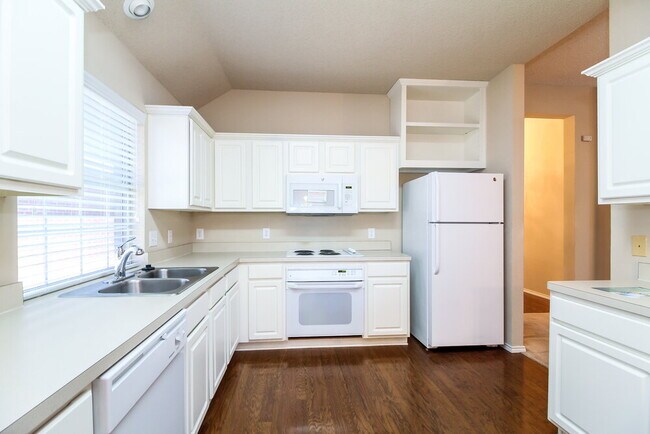 Foto del edificio - 10705 Camelot Dr