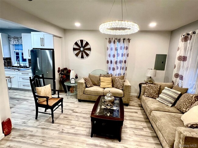 Building Photo - 126 W Main St