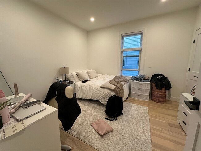 Foto del edificio - 633 E 8th St