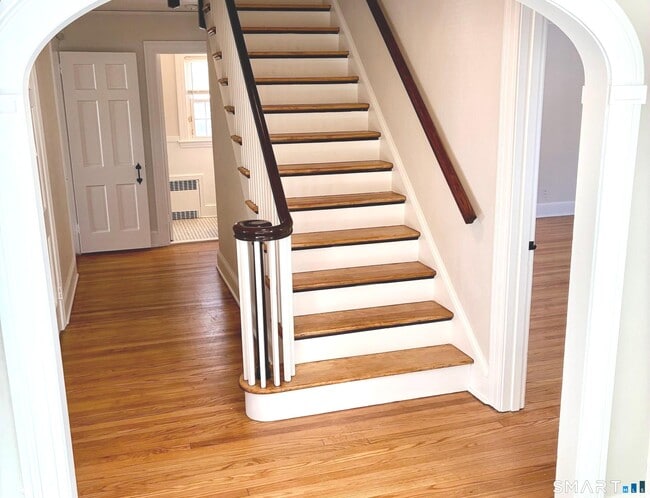 Foto del edificio - 302 Quaker Ln N