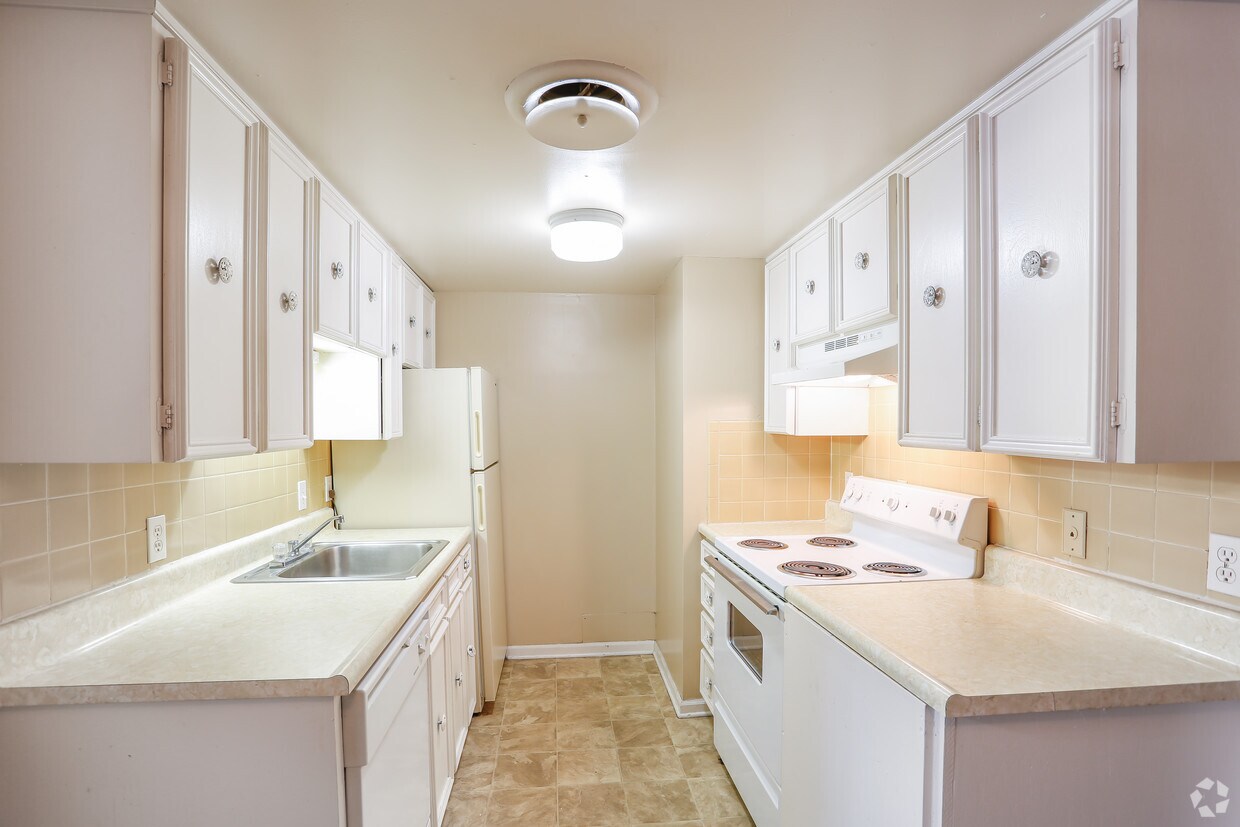 Stratford East Apartments Apartments 7826 E Douglas Ave Wichita, KS