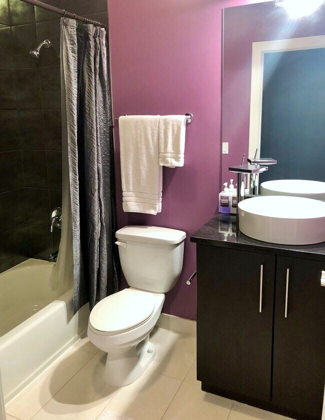 Second bathroom - 825 N Hudson Ave