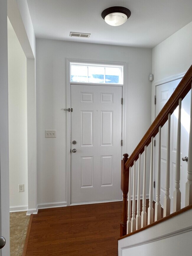 Building Photo - 3 Bedrooms Large End Unit Cypress Landing