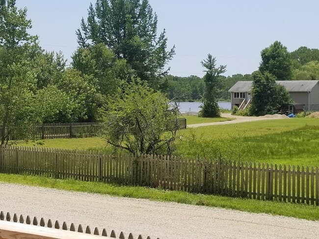 Building Photo - Charming Cottage with Lake View!