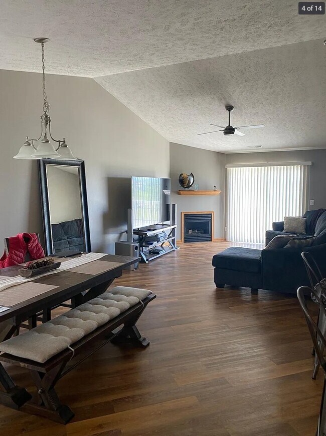 Comedor - 15615 Sienna Ct