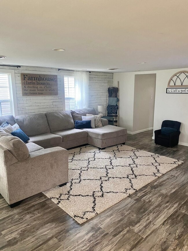 Foto del edificio - 7812 W Saint Martins Blvd