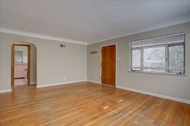 Foto del edificio - Spacious Sunnyside Bungalow, Finished Basement, 2-Car Garage