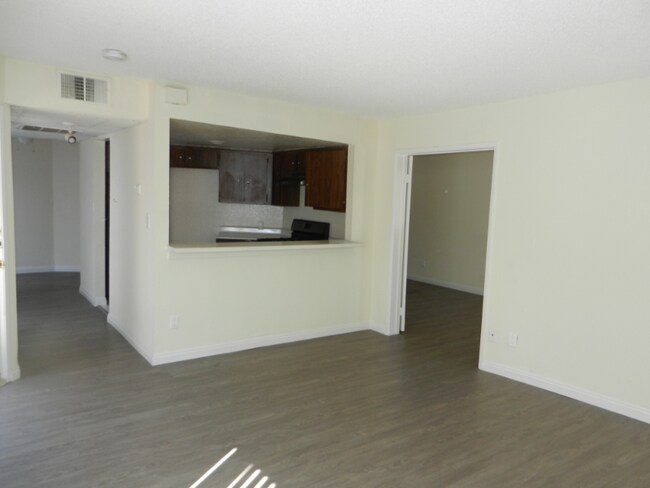 Foto del edificio - 4453 Woodman Ave