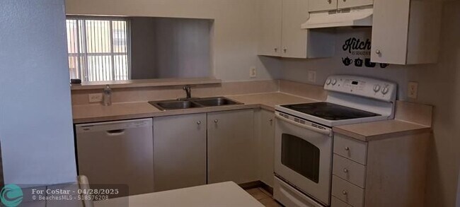 Foto del edificio - 2421 NW 56th Ave