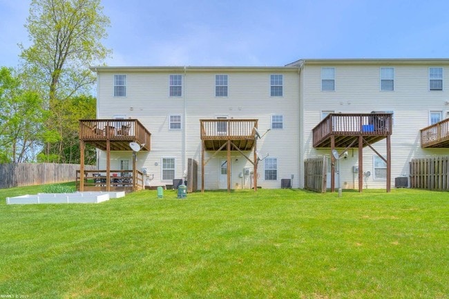 nice Deck and back yard space - 145 Charleston Ln