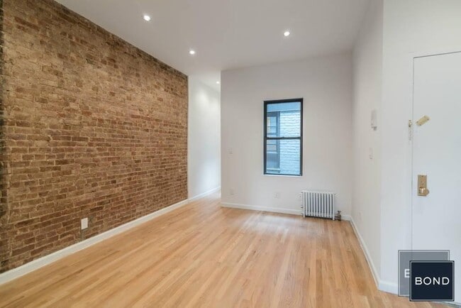 Building Photo - 166 E 90th St
