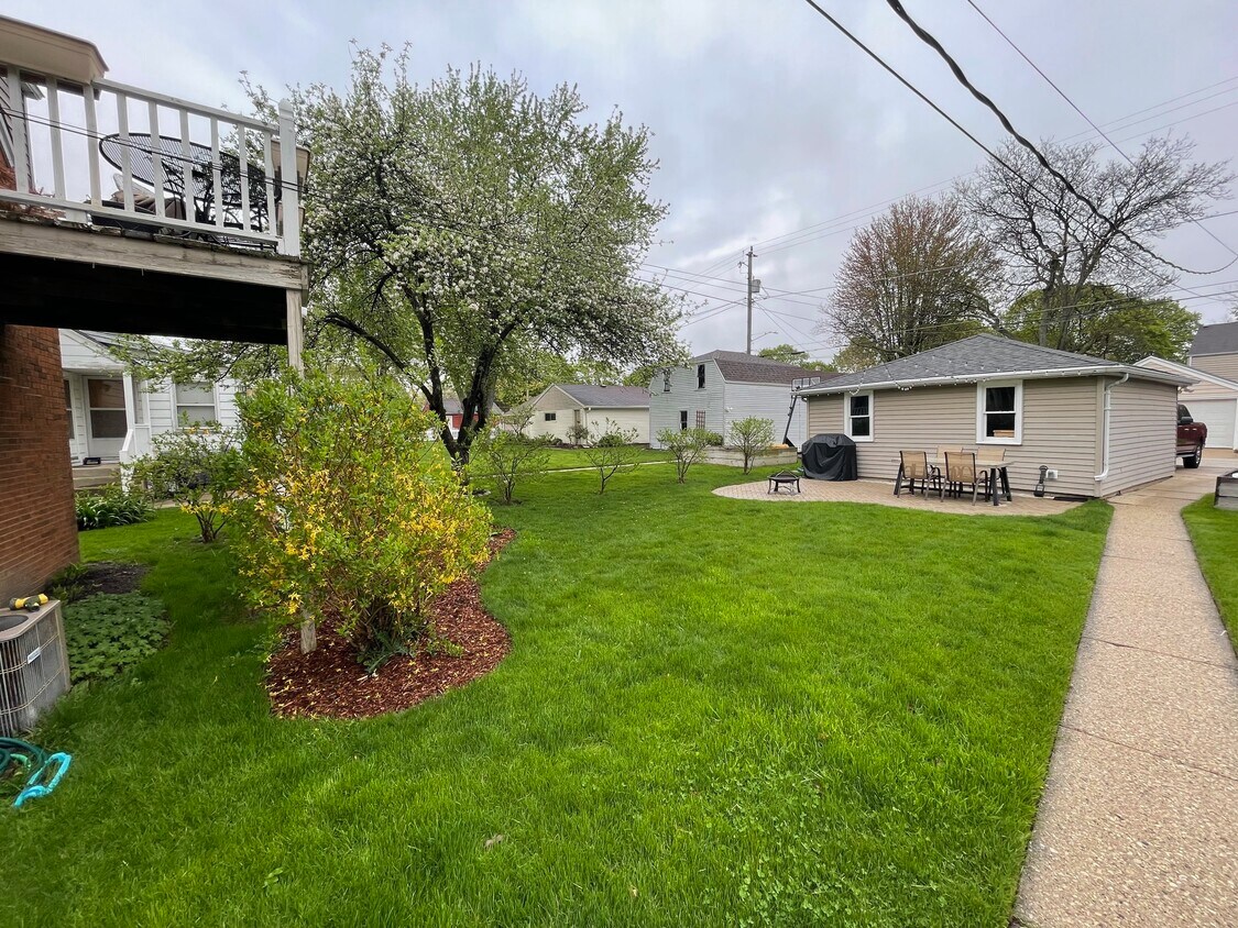 Primary Photo - 2430 S 79th St