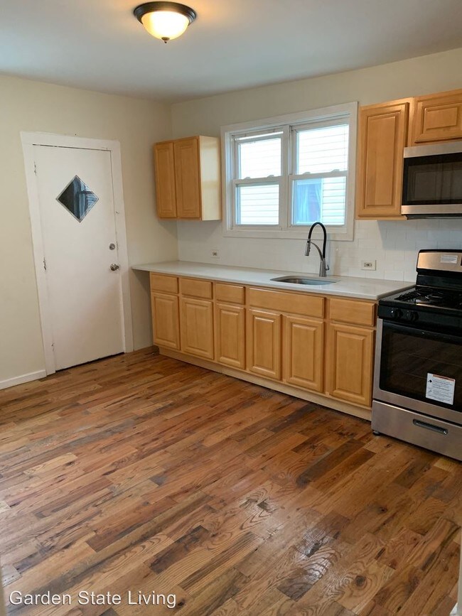 Foto del edificio - 5 br, 2 bath House - 586 Hawthorne Ave