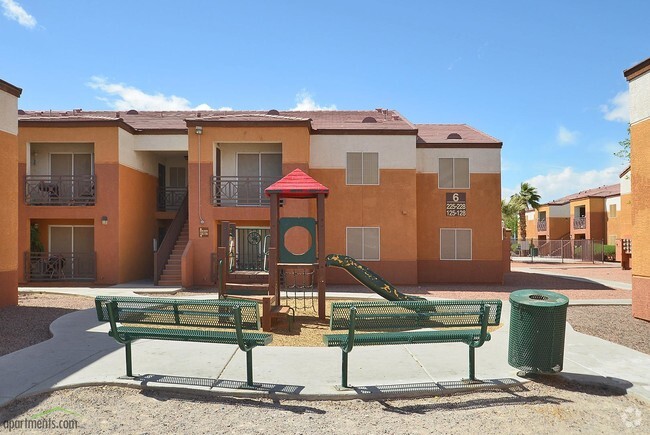 Courtyard - Sunset Palms Apartments