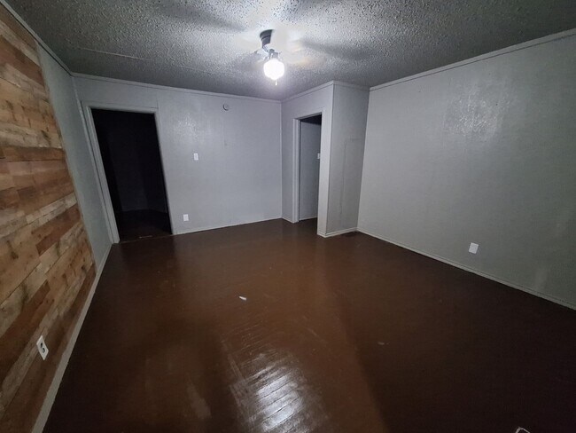 Building Photo - 4 bedroom, 1.5 baths