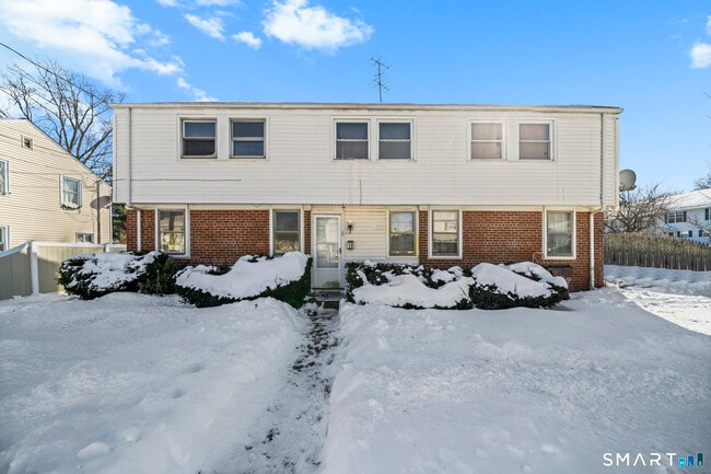 Building Photo - 8 New Hampshire Dr