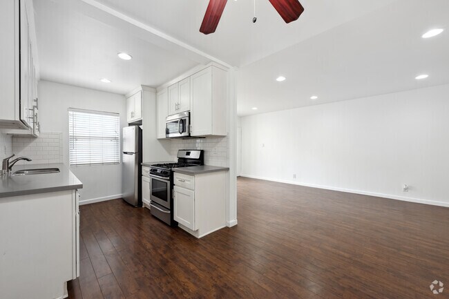 1 habitación, 1 baño, 735 pies cuadrados - 7550 Fountain Ave