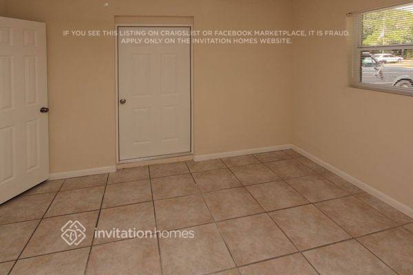 Building Photo - 8606 Chinaberry Dr