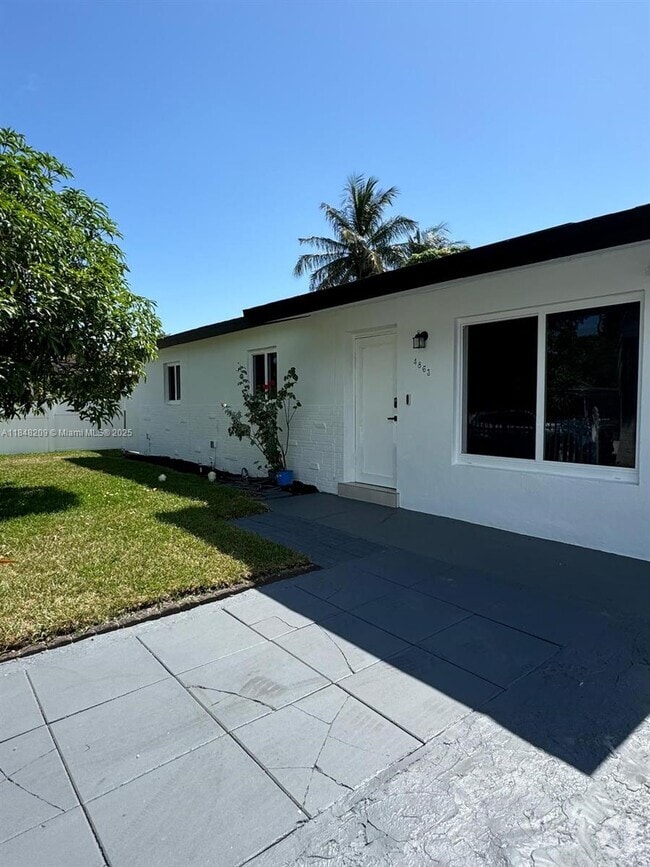 Building Photo - 4863 SW 44th Terrace