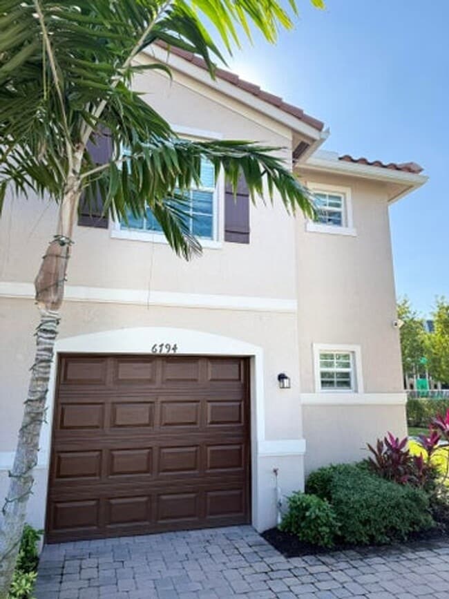 Building Photo - 1880 Grantham Ct