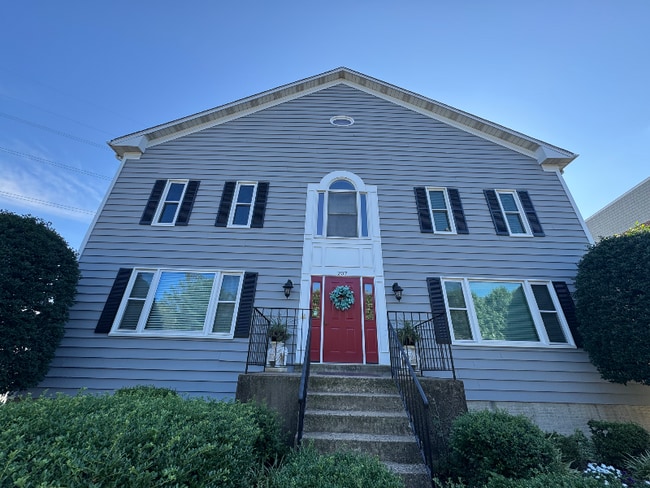 Building Photo - 207 Park St