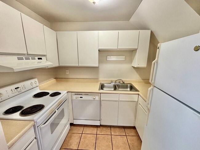 Photo - 119 E Oak St Apartment