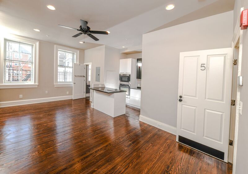 Foto principal - 808 N Calvert St