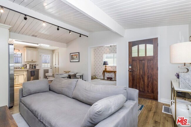 Foto del edificio - 8876 Wonderland Ave