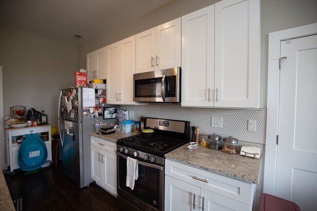 Building Photo - Totally revoated Duplex in heart of Pilsen!