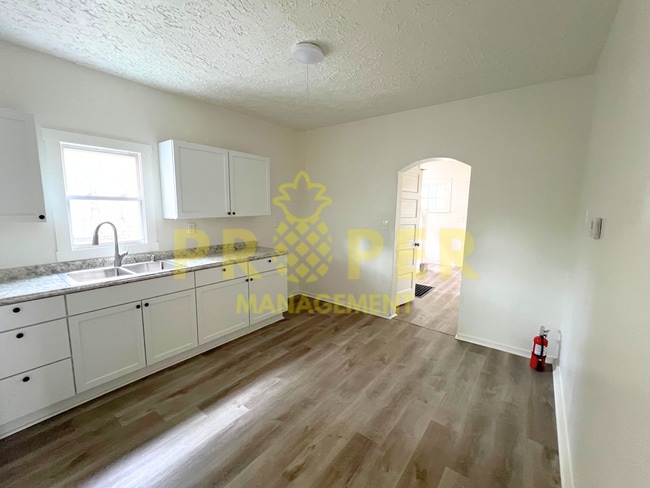 Building Photo - 3 bedrooms 1 bathroom house