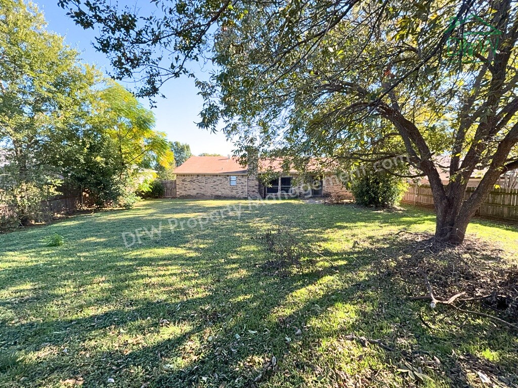 Foto del edificio - Spacious 3-Bedroom Home for Lease with Large Fenced Backyard in Quiet Benbrook Neighborhood