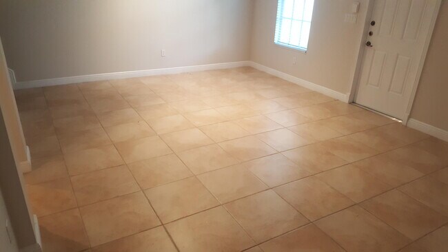 Foto del edificio - 708 NW 83rd Pl