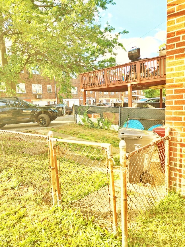 Building Photo - 2601 N Heald St