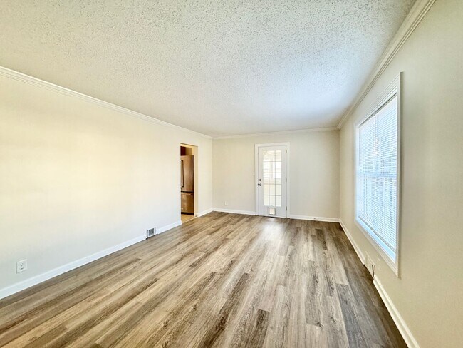 Foto del edificio - Spacious 4 Bedroom Located in Garden Homes