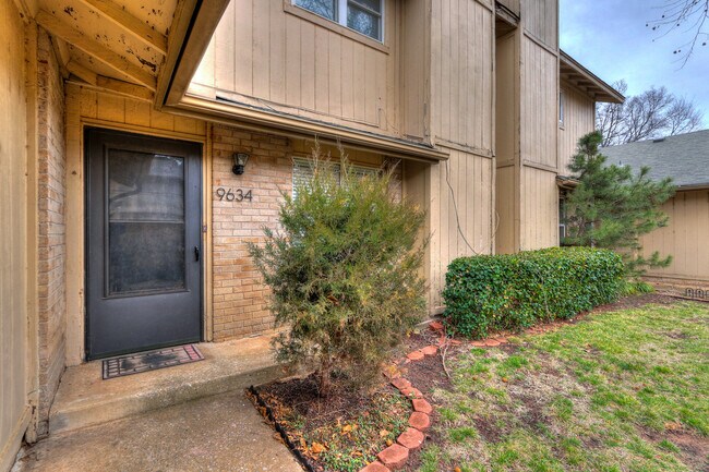 Building Photo - Spacious Hefner Village Townhome