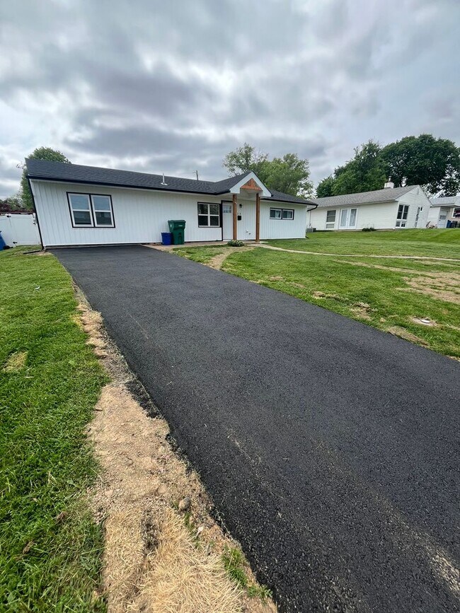 Foto del edificio - Beautiful brand new 4 bed 2 bath for Rent single home with yard in Levittown