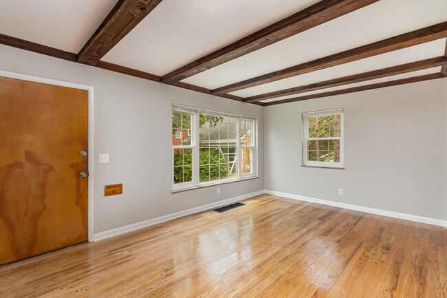 Building Photo - Stunningly Renovated 4 Bedroom 1 Bathroom ...