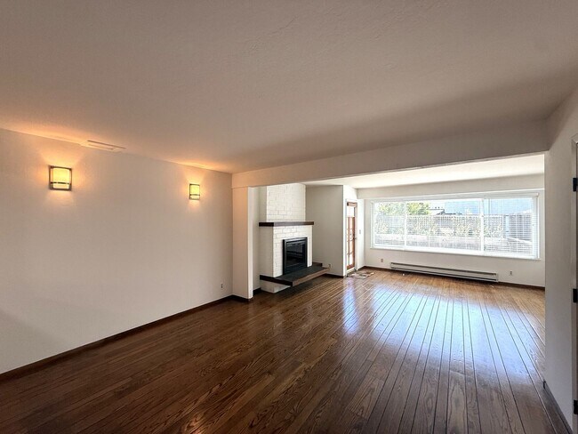 Building Photo - TWO BEDROOM PLUS LOFT, ONE AND HALF BATH T...