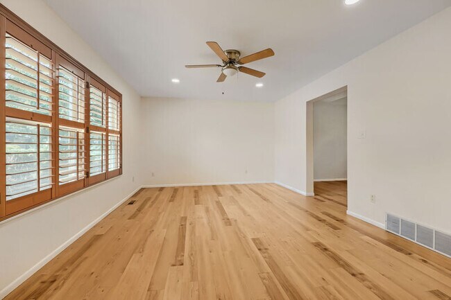 Foto del edificio - 3202 Springridge Dr