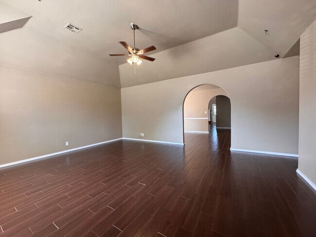 Foto del edificio - Large 3 bed 2 bath with 2 car garage.