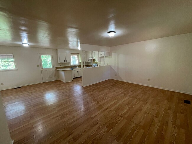 Building Photo - Renovated 2 bedroom 1 bath house available