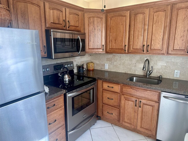 Building Photo - 200 Mansfield F